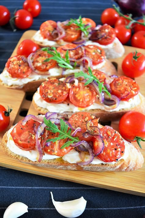 Baguette mit Frischkäse, Zwiebeln und Tomaten Party Fingerfood, Lucky Food, Summer Cooking, Party Finger Foods, Catering Food, Happy Foods, Eat Smart, Mini Foods, Food Platters