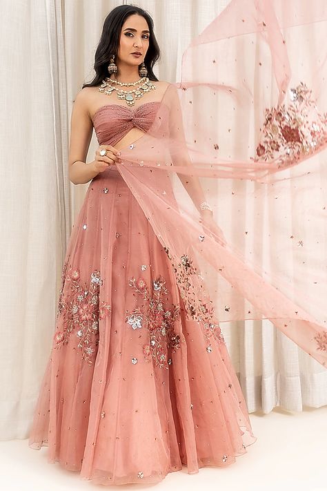 Cute Overall Outfits, Indian Wedding Reception Outfits, Shadi Dresses, Indian Bridal Photos, Lehenga Designs Simple, Trendy Prom Dresses, Indian Bride Outfits, Draping Fashion, Gaun Fashion