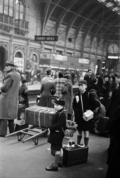 ✔️ London, Paddington Station, 1940 London Paddington Station, London Paddington, London Westminster, Paddington Station, London Blitz, Life In London, Robert Doisneau, London History, Historia Universal