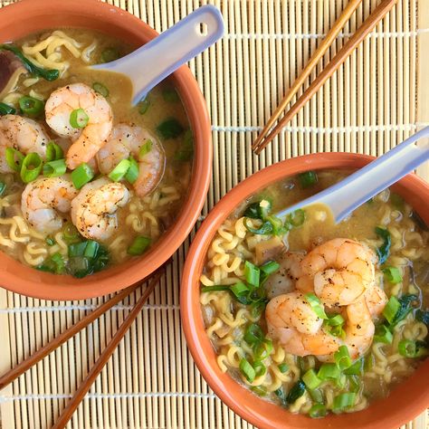 Mushroom Miso Soup with Shrimp. Homemade mushroom broth, ramen noodles, fresh spinach, and shrimp make up this soup that warms you from the inside out. Celery Smoothie Recipes, Shrimp Soup Recipes, Mushroom Ramen, Miso Soup Recipe, Asian Soup Recipes, Mushroom Broth, Shrimp Soup, Roasted Shrimp, Homemade Ramen