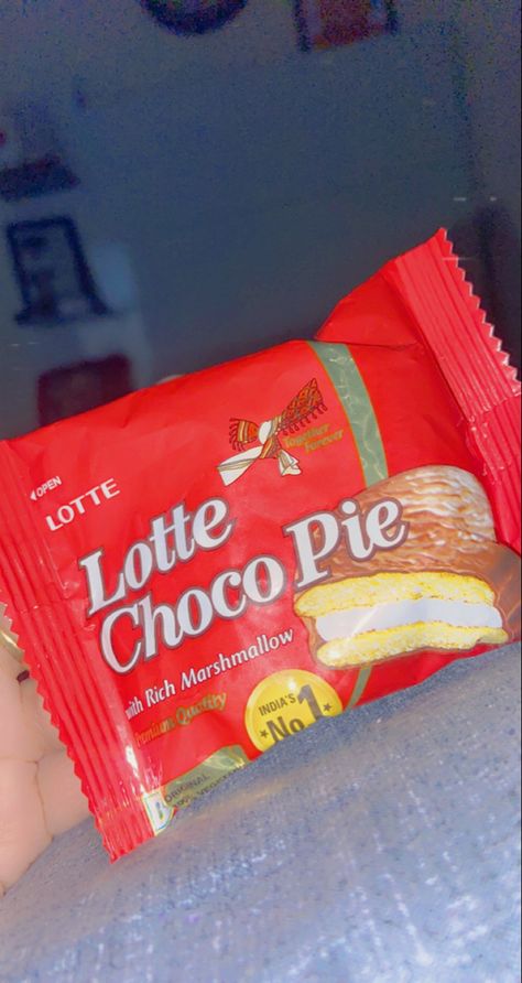 Lotte Choco Pie, Choco Pie, Homemade Hot Cocoa, Chocolate Girls, Junk Food Snacks, Chocolate Pies, Islamic Quotes Wallpaper, Snap Food, Food Snapchat