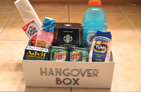 Bachelorette party? Girls trip? Birthday party? This DIY Hangover Kit is the perfect gift! PIN NOW, THANK LATER! Hangover Box, Hangover Kit Diy, Boyfriends 21st Birthday, Guys 21st Birthday, 21 Party, 21st Birthday Presents, 21 Bday, 21st Bday Ideas, 21st Birthday Ideas