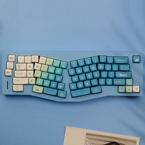 Blue Keycaps, Fancy Keyboard, Retro Room Ideas, Keyboard Ideas, Cute Keyboard, Cute Keycaps, Unique Keyboards, Computer Ideas, Keyboard Themes