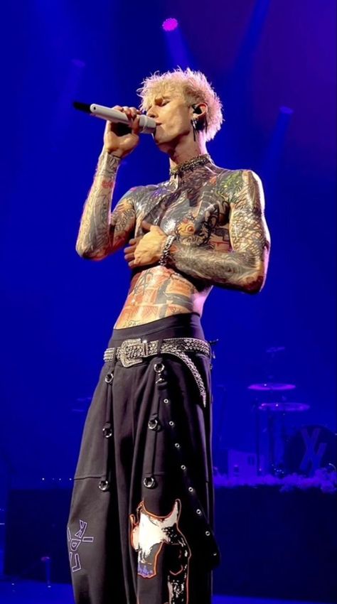 Mgk Blackout Tattoo, Mgk Long Hair, Mgk Style, Mgk Outfits, Mgk Tattoos, Mr Baker, Football Poses, Colson Baker, Full Body Tattoo