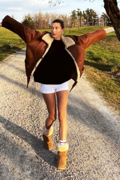 Tan Ugg Boots, Ugg Jacket, Brown Uggs, Uni Fits, Army Green Coat, Hailey Baldwin Style, Uggs Outfit, Tan Boots, Shearling Boots