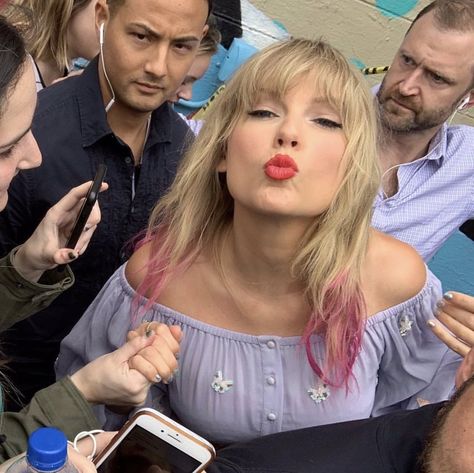 look at her🥺 Taylor Swift Twitter, Taylor Swift 2014, Lauren Taylor, Swift Facts, Taylor Swift Facts, All About Taylor Swift, Teen Choice Awards, Red Taylor, Taylor Swift Fan