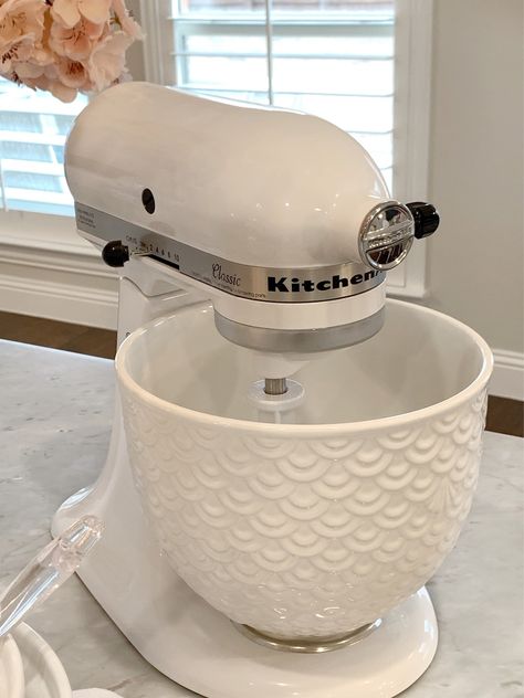 White Kitchenaid Mixer On Counter, Pretty Kitchen Appliances, Kitchenaid Mixer Bowls, Kitchen Aid Mixer With Ceramic Bowl, Cute Kitchen Things, Aesthetic Kitchen Supplies, Kitchenaid Aesthetic, Kitchenaid Mixer Decor Ideas, Diy Home Products