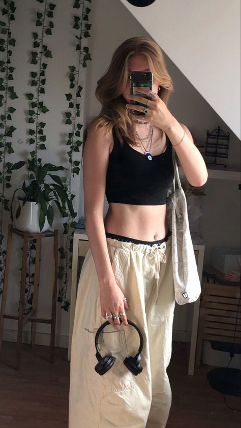 Parachute Pants And Crop Top, Aesthetic Parachute Pants Outfit, Dancing Outfits Aesthetic, Summer Parachute Pants Outfit, Summer Dance Outfits, Black Parachute Pants Outfit Aesthetic, Outfits With Black Parachute Pants, Parachute Pants Outfit Aesthetic, Parachute Pants Outfit Black