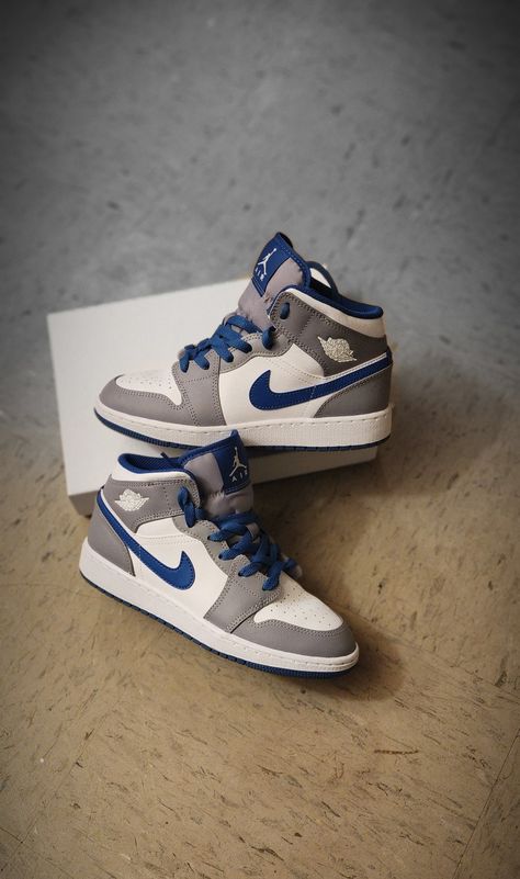 Bday Shoes, Aj1 Mid, Mid Jordan 1, Jordan 1 Blue, Air Jordan 1 Mid Gs, Custom Sneakers Diy, Nike Kicks, Blue Jordans, All Nike Shoes