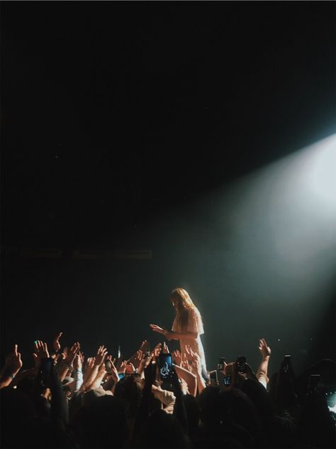 Florence And The Machine Live, Florence And The Machine Concert, Florence And The Machine, Concert Pics, Happy Song, Florence Welch, Florence The Machines, Concert Aesthetic, Wallpaper Ipad