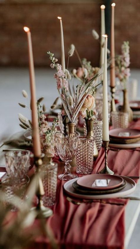 Tablescapes Rustic, Pink Table Decorations, Rustic Table Setting, Table Rose, Tafel Decor, Fall Tablescapes, Table Runners Wedding, Pink Table, Wedding Table Settings