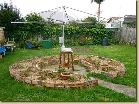 Keyhole bed Backyard Clothesline, Garden Shade Cloth, Garden Clothesline, Hills Hoist, Garden Bench Plans, Keyhole Garden, Garden Shade, Permaculture Gardening, Shade Cloth