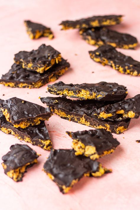 Chocolate cornflake bark - Bake with Shivesh Cornflakes Breakfast, Cornflakes Chocolate, Cornflake Candy, Cornflake Chocolate, Bake With Shivesh, Chocolate Kitchen, Flake Recipes, Flake Chocolate, Breakfast Chocolate