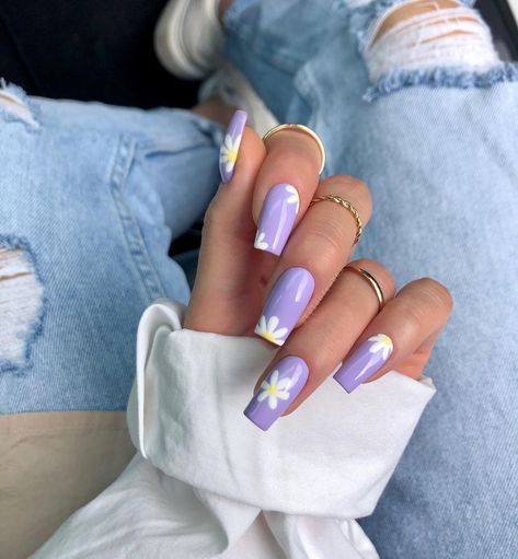 𝒟𝑜𝓂𝒾𝓃𝒾𝓀𝒶 on Instagram: “𝒟𝒜𝐼𝒮𝐼𝐸𝒮 🌸🌸 @semilac 559 VIOLET BLAST 902 LEMON YELLLOW #nails #nail #nailsofinstagram #nailsinspiration #nailart #nailsart #naildesigns…” Lilac Nails Design, Lilac Nails, Lavender Nails, Daisy Nails, Winter Nail Designs, Popular Nails, Diamond Nails, Yellow Nails, Floral Nails