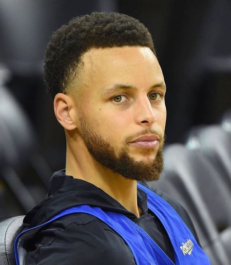 Do you like Steph’s afro?👀🔥 #curry #mvp #nba #hairstyle Steph Curry Haircut, Stephen Curry Hair, Stephen Curry Haircut, Curry Hairstyle, Low Puff, Nba Haircuts, Taper Fade Curly Hair, Hair Fan, Soccer Hair