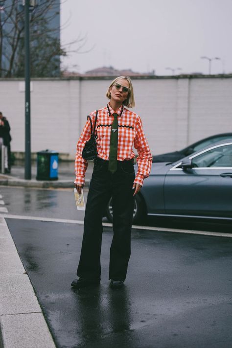 milan street style fall winter 2024 pierguido grassano Street Style Fall Winter, Modern Street Style, Milan Street Style, Street Style Photos, Do It Better, 90s Fashion Outfits, Vintage Silhouette, Minimalist Chic, Fall Winter 2024