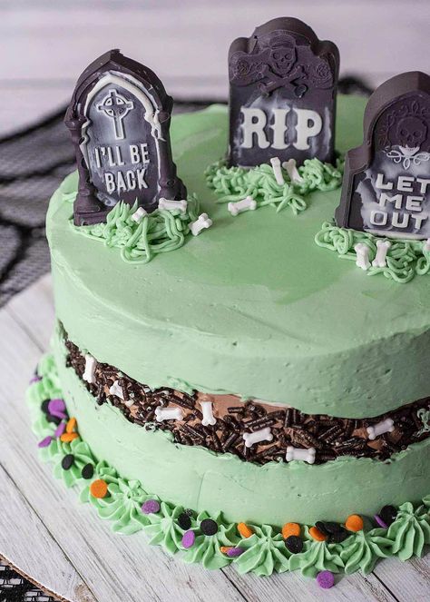 Find out how easy it is to make a spooky Halloween Haunted Faultline Cake! The fault line reveals an eerie scene of dirt and bones. #HalloweenTreatsWeek Fault Line Cake Tutorial, Faultline Cake, Bone Cake, Beetlejuice Party, Fault Line Cake, Haunted Graveyard, Easy Halloween Food, Halloween Appetizers, Halloween Recipe