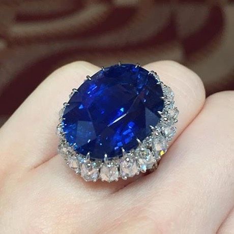 27cts CeylonSapphire and Diamond Ring from @christiesjewels via @happycaroline329 Jing Jang, Crystals Beautiful, Round Halo, Engagement Ring Diamond Cut, Ootd Style, Fabulous Jewelry, Sapphire Jewelry, Stunning Jewellery, Sapphire Gemstone