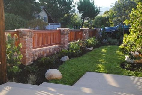 Front Yard Fence Ideas, Yard Fence Ideas, Wood Fence Design, Yard Fence, Modern Front Yard, Concrete Fence, Brick Fence, Fence Styles, Front Yard Fence