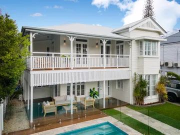 Queenslander Homes, Raised House, Weatherboard House, Built In Robes, Timber Walls, Window Painting, Décor Diy, Mug Design, Home Design Decor