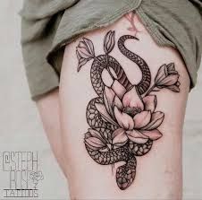 Snake And Flower Tattoo, Feminine Snake Tattoo, Snake With Flowers, Thigh Garter Tattoo, Cute Shoulder Tattoos, Front Shoulder Tattoos, Garter Tattoo, Unique Butterfly Tattoos, Autumn Tattoo