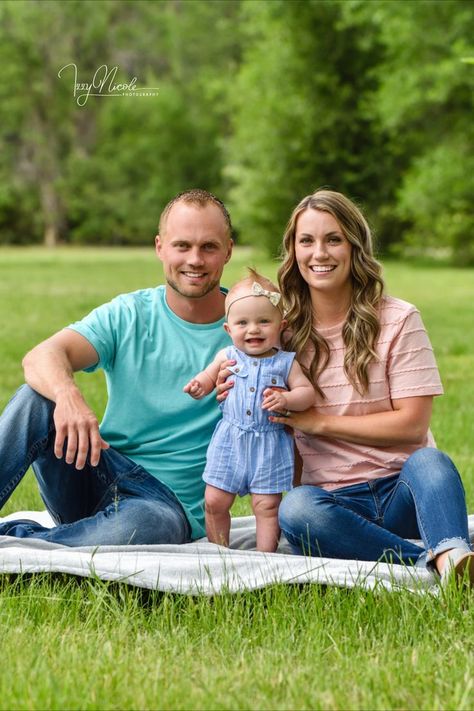 Sitting Poses Family Photography, Blanket Poses, Family Pictures Outside, Fun Family Photoshoot, Casual Family Photos, Month Photos, Family Of 6, Baby Shoot, Family Poses