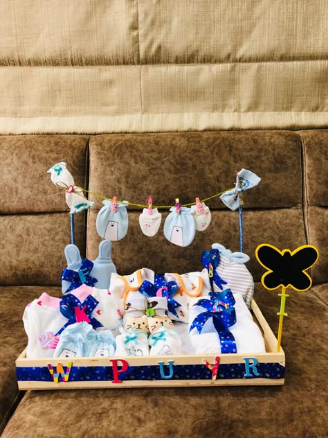 Baby Shower Tray Decoration, Baby Clothes Packing Ideas For Gift, Baby Gift Packing Ideas, Baby Hamper Ideas, Diy Hampers, Tea Light Candles Wedding, Baby Shower Hamper, Baby Boy Hamper, Baby Gift Wrapping