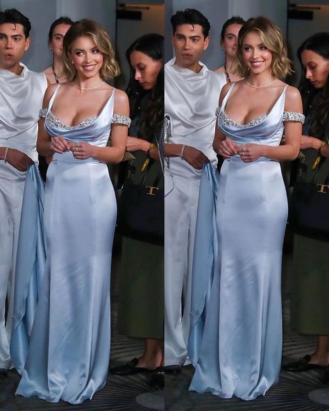 Sydney Sweeney Blue Dress, Sydney Sweeney Euphoria Outfits, Sydney Sweeney Dress, Sydney Sweeney Outfits, Scarlett Aesthetic, Sydney Sweeney, Savage X Fenty, Weird Stuff, Red Carpet Fashion