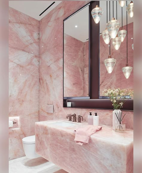 Fernanda Dovigi (@fmddesign) • Instagram photos and videos Pink Onyx Bathroom, Pink Marble Bathroom, Pink And Grey Kitchen, Quartz Bathroom Countertops, Marble Countertops Bathroom, Pink Interiors, Western Cottage, Bathroom Retro, Pretty Bathroom