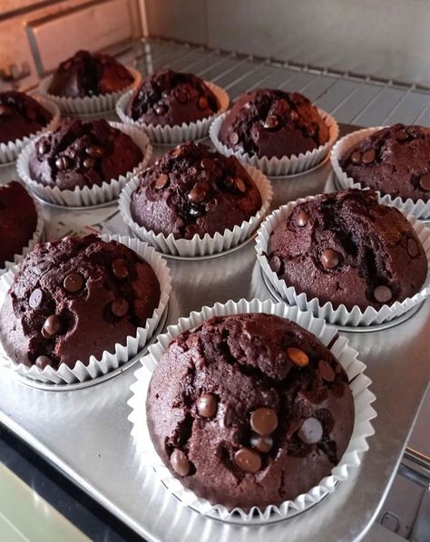 WW Personal Points Recipes on Instagram: “There's nothing much better than these SKINNY DOUBLE CHOCOLATE CHIP MUFFINS! These muffins are chocolate lovers dream-perfectly moist,…” Costco Chocolate Muffins, Double Chocolate Chip Muffin Recipe, Ww Chocolate, Chocolate Avocado Muffins, Chocolate Muffins Recipe, Chocolate Chip Muffins Recipe, Weight Watchers Muffins, Double Chocolate Chip Muffins, Chocolate Chip Muffin Recipe