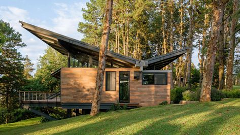 Paz Arquitectura has extended a small cabin on the outskirts of Guatemala City, flanking the existing structure with two additional volumes. Butterfly Roof, Tropical Architecture, Guatemala City, Roof Architecture, Zakopane, Roof Design, Wooden House, Mid Century Modern House, Metal Roof