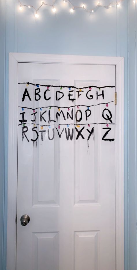 Stranger Things Room Decor Ideas, Bedroom Door Ideas Creative, Things To Put On Your Door, Things To Paint On Door, Painted Door Ideas Aesthetic, Puertas Pintadas Ideas Aesthetic, Porta Aesthetic, Stranger Things Bedroom Ideas, Room Door Painting Ideas Creative