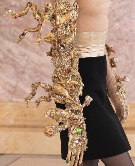 Gold Haute Couture, Gold Runway, Swag Clothes, Runway Design, Blue Wolf, Runway Fashion Couture, Elie Saab Couture, Halloween Queen, High Fashion Jewelry