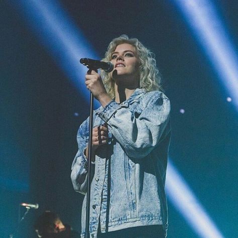 Taya Hillsong, Taya Gaukrodger, Lauren Diagle, Worship Leading, Taya Smith, Hillsong United, Christian Things, Cut Her Hair, Happy Hair