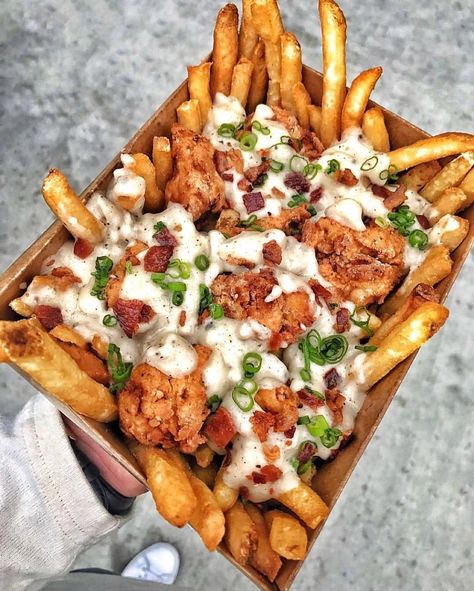 THE KROFT Loaded : Today, I would give this a 10/10. The ultimate comfortfood! Fries, cheese curds, fried chicken, covered in gravy and topped with bacon 🤤🍟🍗🥓 . #thekroft #october10 … /// favfood #takeaway #junkfood #streetfood #WANT #TODO - pommes klyftpotatis, ost, friterad kyckling, kalkonbacon, lök. Chicken Poutine, Motivational Photography, News Quotes, Inspirational Love, Love Inspiration, Cheese Fries, Poutine, Idee Pasto Sano, Food Goals