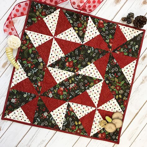 Table Topper Quilt Patterns Free, Christmas Quilted Table Toppers, Mint Table, Stars Table Topper, Christmas Mug Rugs, Friday Funday, Christmas Table Toppers, Table Topper Patterns, Patchwork Table Runner