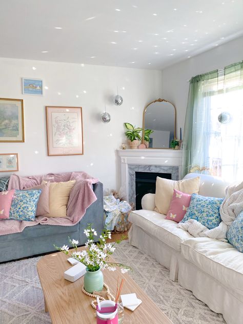 pastel home decor bright home decor light home decor Pretty Home Interior, Pastel Eclectic Decor Living Room, Pink And Blue Apartment, Cute House Aesthetic, College Girl House, Coquette Apartment, Home Ideas Decoration, Aesthetic Living Room Ideas, Girly Living Room Ideas