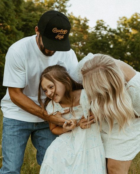 All smiles during this family/engagement session🤍 Engagement Photos With Children, Engagement Pictures With Kids, Engagement Photos With Child, Family Engagement Photos, Fam Pics, Engagement Photography Poses, Family Engagement, Middle Tennessee, Engagement Inspo