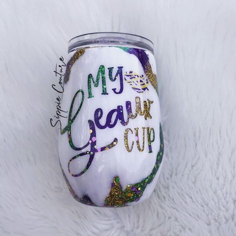 Mardi Gras Tumbler, Mardi Gras Cups, Mardi Gras Tumbler Ideas, Fun Wine Glasses, Mardi Gras Gifts, Custom Tumbler Cups, Ring Displays, Glitter Cups, Tumbler Cups Diy