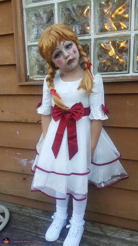 Annabelle - 2017 Halloween Costume Contest Annabelle Costume, Annabelle Halloween, Halloween Costume Ideas Diy, Disfarces Halloween, 2017 Halloween Costumes, Läskig Halloween, Halloween Decorations To Make, Creepy Halloween Costumes, Kids Halloween Costumes