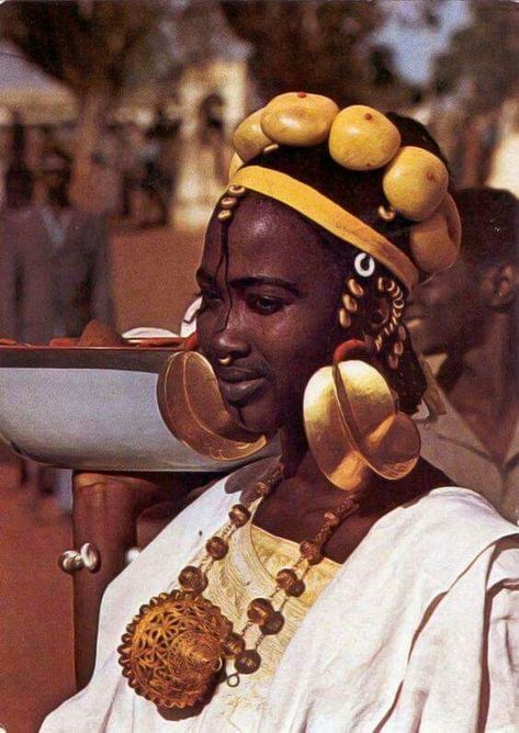 A PEUL WOMAN IN SENEGAL African Royalty, Fulani Braids, African People, African History, People Of The World, World Cultures, African Culture, African Beauty, Black Culture