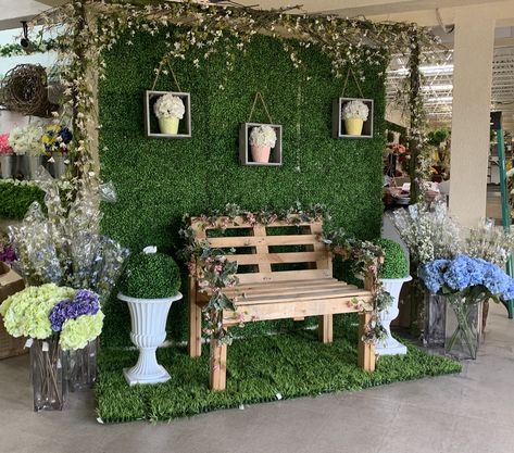 Spring Retail Display Ideas, Spring Displays Retail, Spring Display Ideas, Spring Display, Spring Inspo, Office Decorations, Visual Display, Mini Sessions, Porch Swing