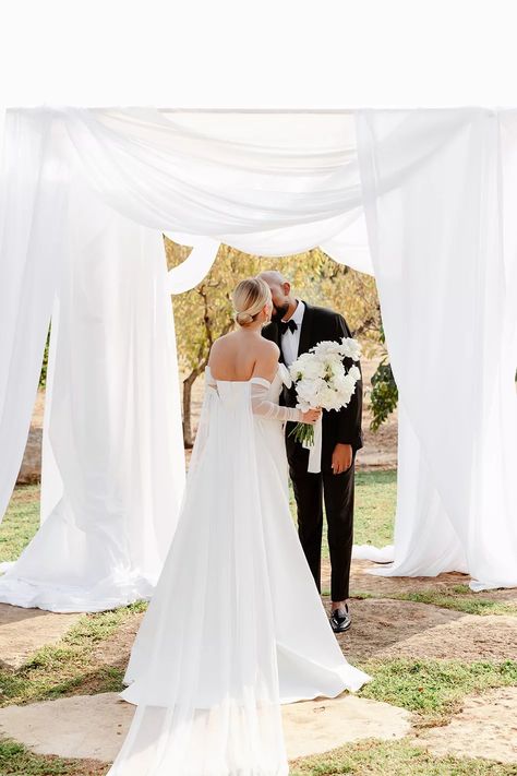 Minimal Modern Wedding, Intimate Micro Wedding, Easy Backdrops, Cabo Wedding, Tulle Sleeves, Wedding Ceremony Decor, Wedding Dresses Photos, Wedding Vision, Ceremony Decor