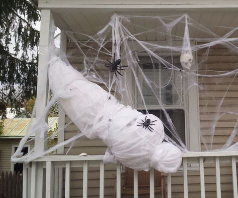 Halloween Decorations Indoor Scary, Front Yard Halloween Decorations, Halloween Decorations Outdoor Porch, Cheap Halloween Diy, Diy Spider, Outside Halloween Decorations, Scary Halloween Decorations Diy, Halloween Party Decor Diy, Halloween Diy Outdoor