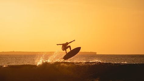 Mesmerizing view of the silhouette of a ... | Free Photo #Freepik #freephoto #surfing-surfer #surfer #surfing #surf-wave Surfing Laptop Wallpaper, Surfing Images, Surfing Wallpaper, Surfer Aesthetic, Surf Wave, Surfing Aesthetic, Surf Aesthetic, Sunset Surf, Surf Vibes