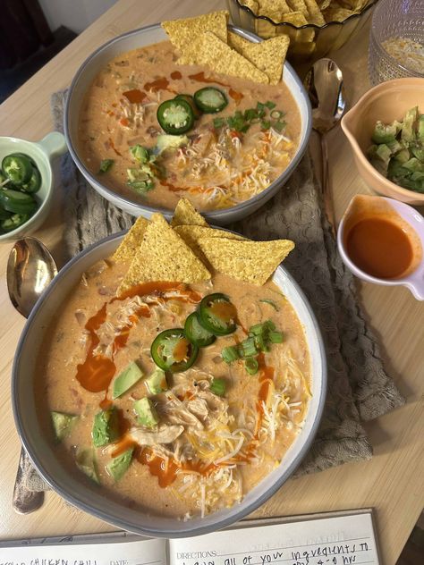 Spicy Buffalo Chicken Chili Recipe - Munchies By Mallory Buffalo Chicken Chili Recipe, Buffalo Chicken Chili, Spicy Buffalo Chicken, Hearty Chili, Raw Chicken Breast, Diced Green Chilies, Northern Beans, Chicken Chili Recipe, Great Northern Beans