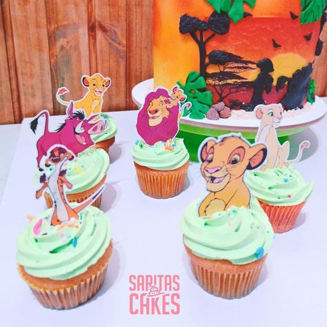 Cerramos la semana con un clásico de Disney, 𝔼𝕝 ℝ𝕖𝕪 𝕃𝕖ó𝕟 👑🦁. La torta para Austin se fue acompañada de cupcakes (toppers @arteypapelsyg ) galletas de manteca y paletas, todo personalizado 🙂🦁👑. Figuras y detalles elaborados en pasta de azúcar, si quieres personalizar tu celebración estamos para ayudarte 🙂 #saritascakes #reyleon #tortacumpleaños #tortaspersonalizadas #tortadecorada #lionking #simba #tortainfantil #cake #reposteria #reposteriaartesanal #cupcakes #galletasdecoradas #... Dinosaur Birthday Cakes, Dinosaur Birthday, Birthday Cupcakes, Birthday Cakes, Austin, Muffins, Birthday Cake, Pasta, Cake