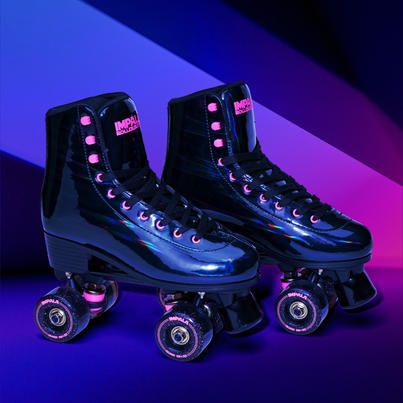 Splatoon Clothes, Roller Skates Fashion, Black Roller Skates, Disco Roller Skating, Black Holographic, Roller Disco, Classic Corvette, Quad Skates, Roller Skaters