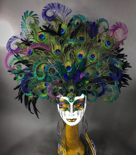 Mardi Gras Wedding Theme, Mardi Gras Makeup, Rock Diy, Mardi Gras New Orleans, Mardi Gras Centerpieces, Mardi Gras Crafts, Mardi Gras Outfits, Jester Hat, Mardi Gras Wreath