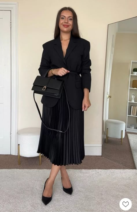 Black Pleated Skirt Outfit Casual, Pleated Skirt Outfit Casual, Sequence Skirt Outfit, Black Aesthetic Outfits, Summer Modesty, Causal Chic Outfits, Black Pleated Skirt Outfit, Hijab Office, Tape Fashion